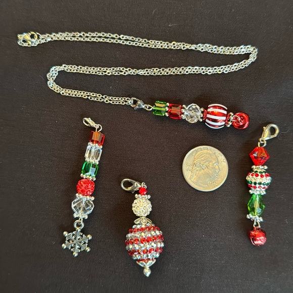 🌲NWOT ~ CHRISTMAS NECKLACE CHARMS BUNDLE ~ GLITZY RED & GREEN - Picture 2 of 7